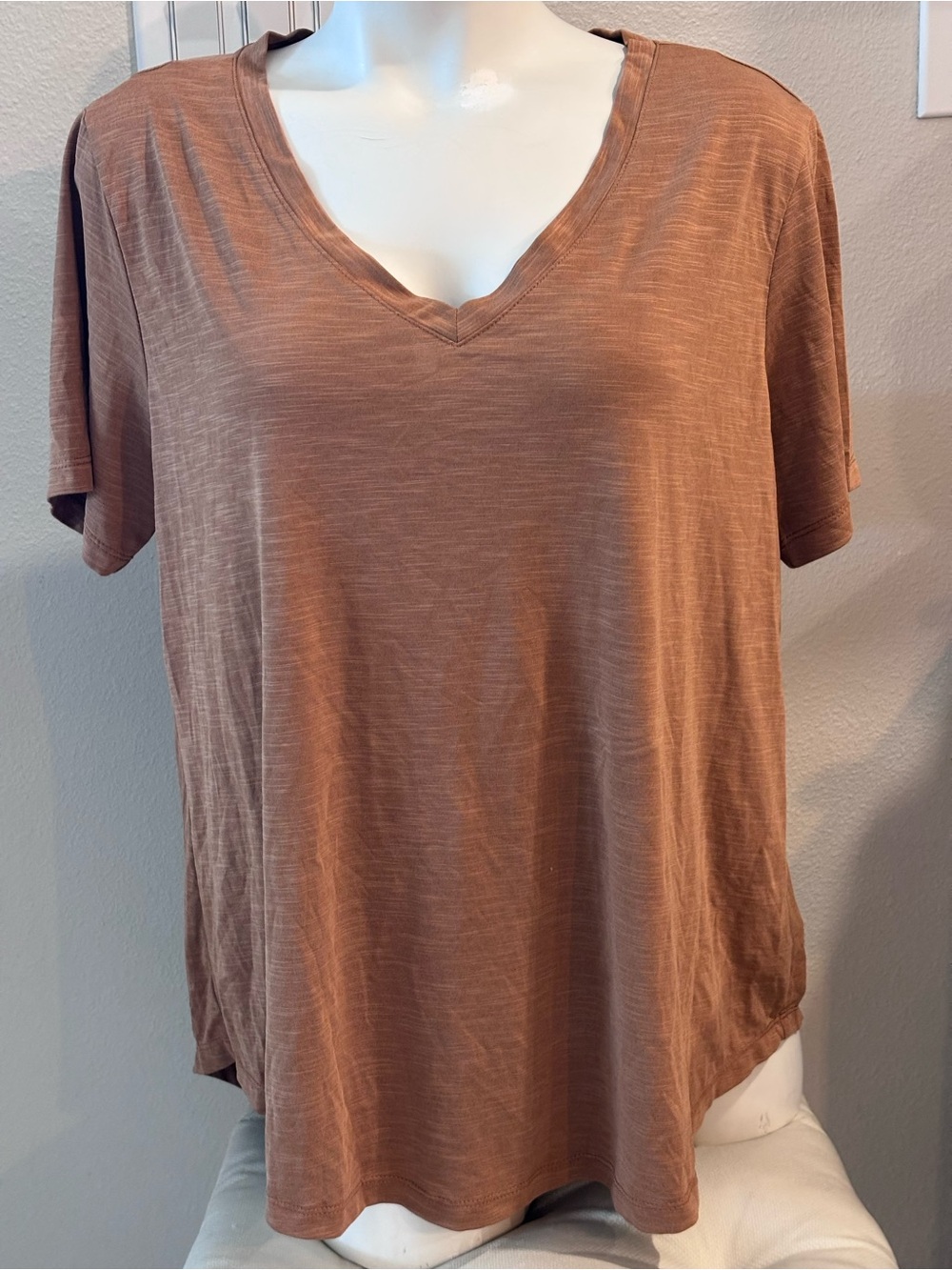 Mod Ref Women's Short Sleeve V-Neck Tee in Brown, XL, New with tags